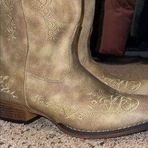 Roper Beige Western Boots with Embroidery